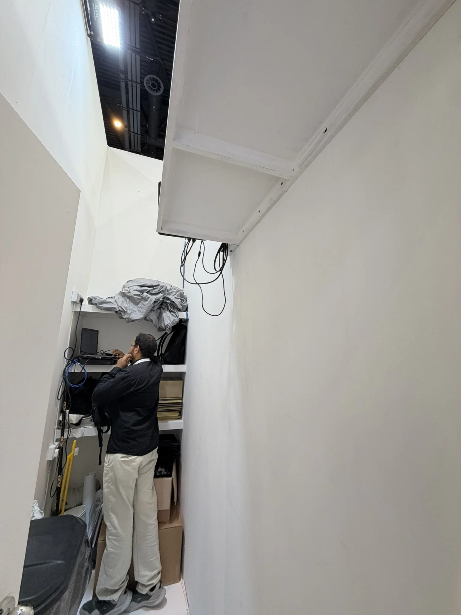 전시의 이면, Media Guy :)