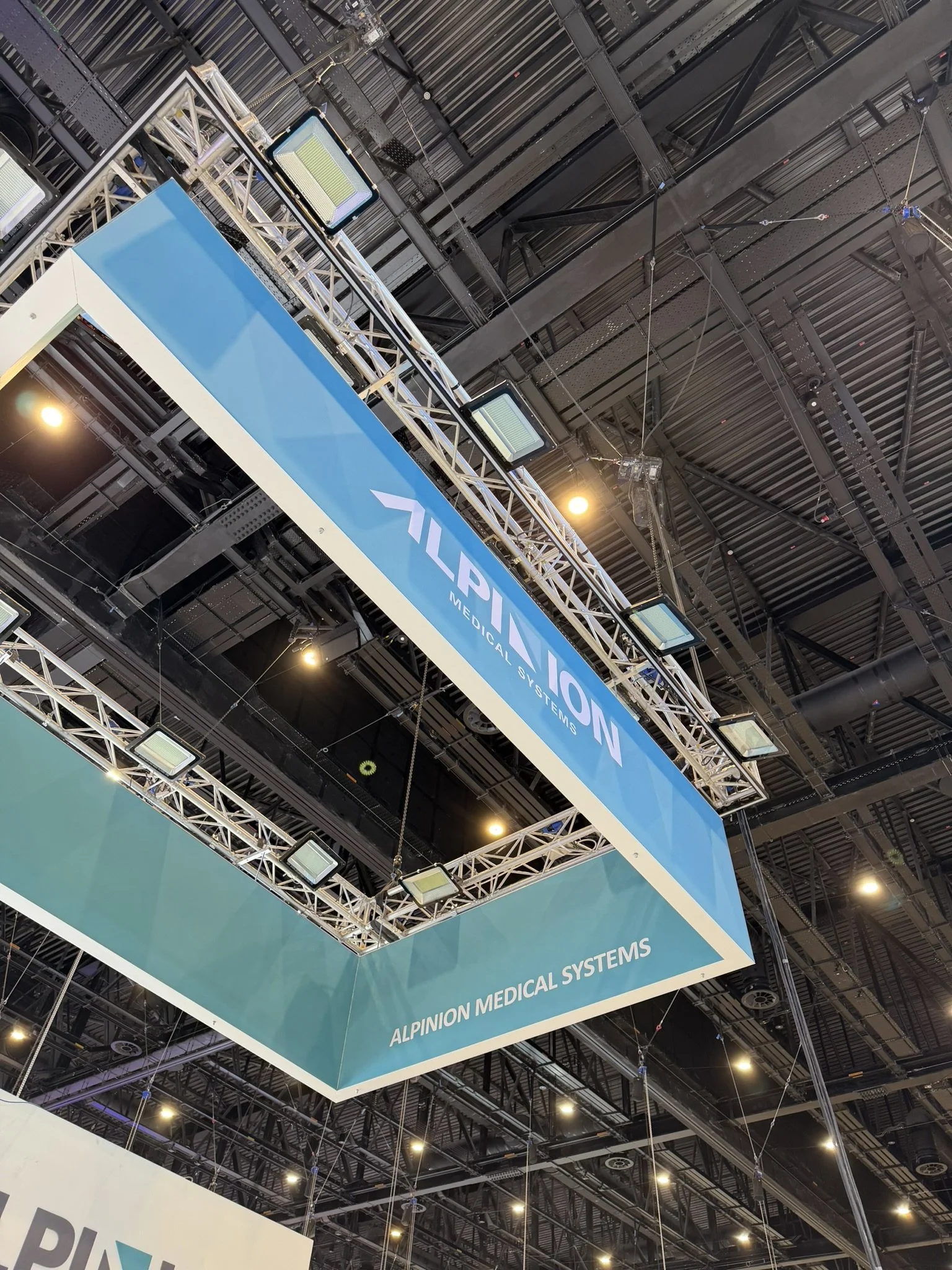 행잉? 전시장 천장에 설치해 홍보효과를 높이는 것 ! 