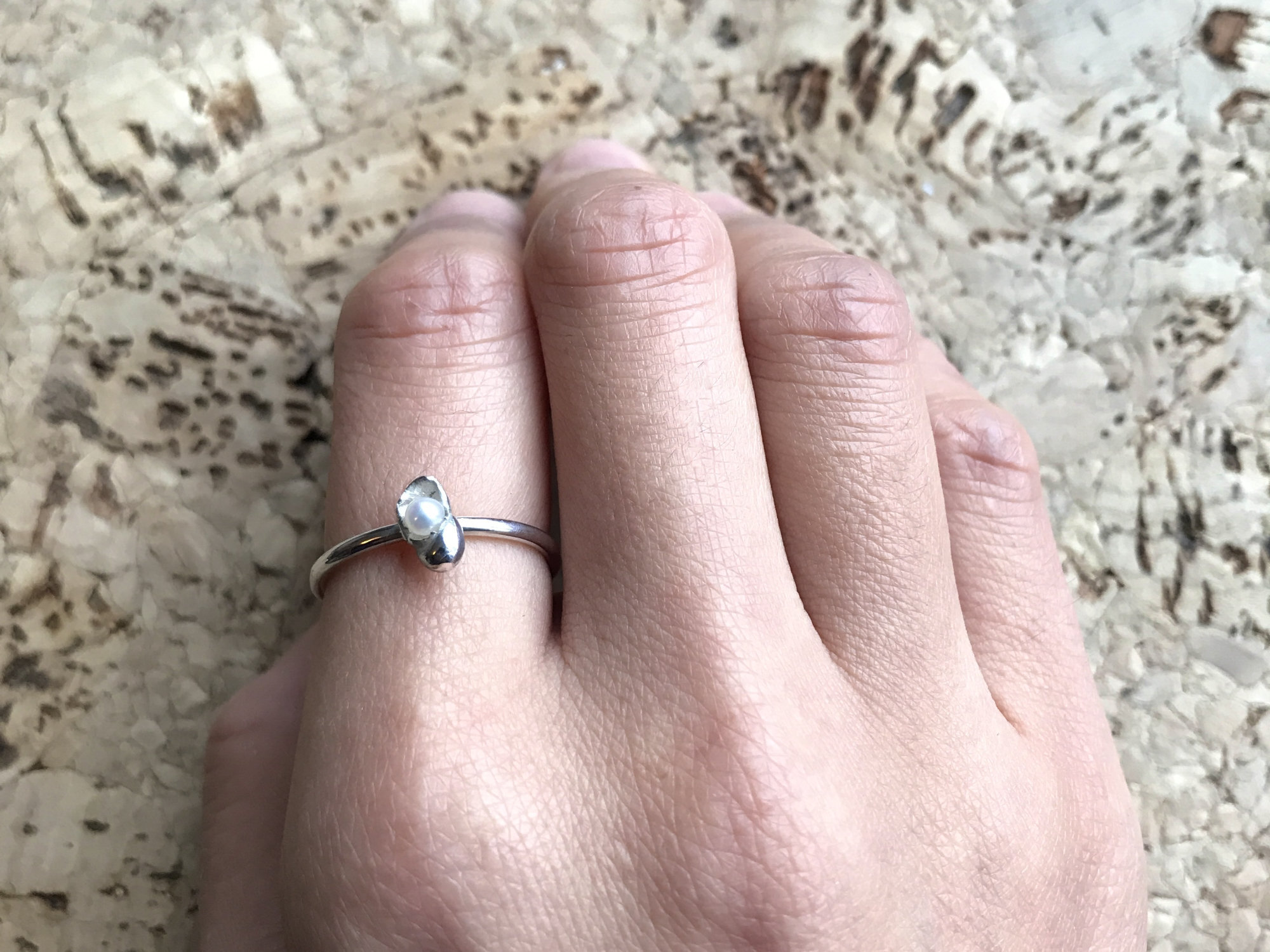 Silver shell pearl ring_model.jpg