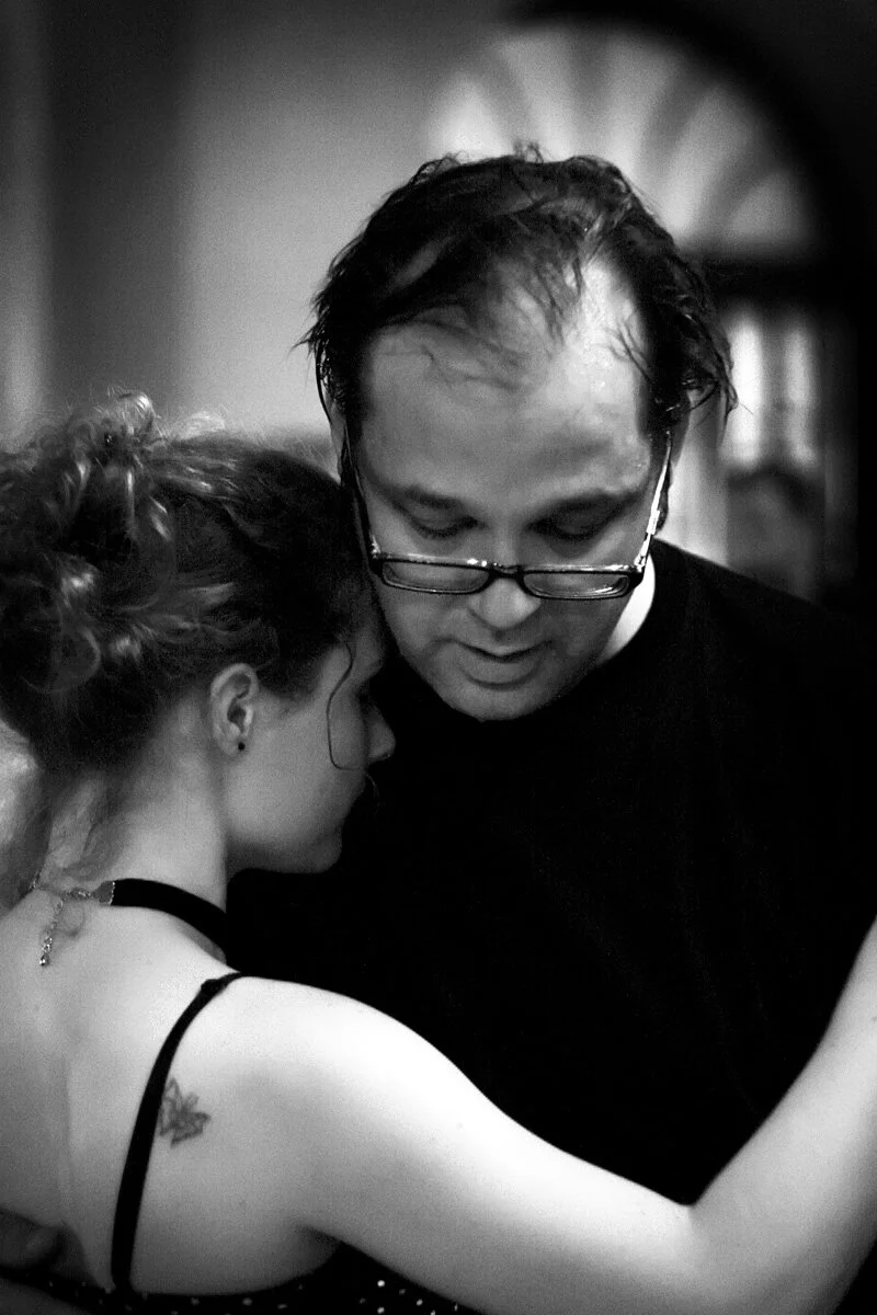 Rebecca och Jan Milonga på Bill och Bull i Uppsala 2006.Det här var i början av min korta men trevliga karriär som tangodansare och tango fotograf. Det var ofta svårt att veta vilket ben jag skulle stå på… dans eller foto.. Sedan var det takten, mot…