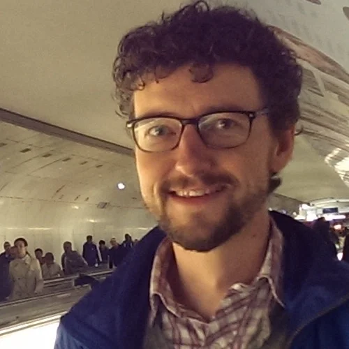 Roger, Projektmanager / Musiker: “Man kann auch mit dem Kapitalismus gegen den Strom schwimmen. Dank Mindful Money weiss ich, wie ich abgestimmt auf meine persönliche Situation mit einfachen Mitteln etwas Gutes bewirken kann.”