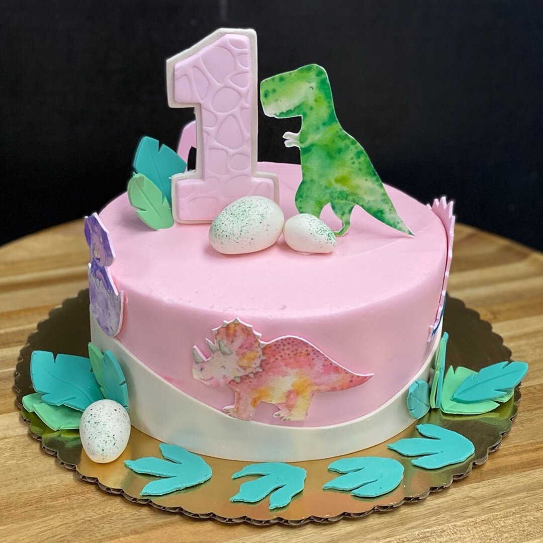 Dino invasion! 
Lots of super cute 🦕 cakes lately!
#dinosaur #dinosaurcake