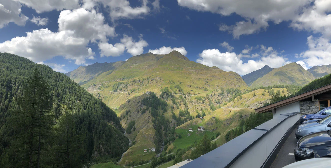 Rund 11 Kilometer liegen noch vor dem Radler, der am Gasthof Schönau pausiert – blöderweise die härtesten Kilometer des Bergs.