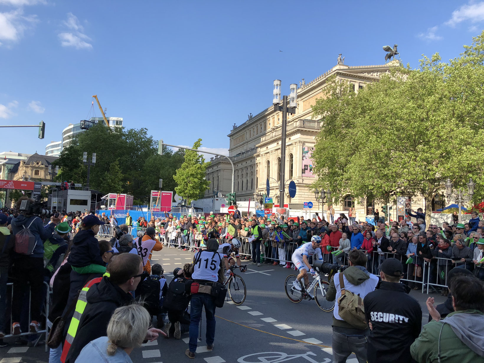 Alexander Kristoff kurz nach der Zieleinfahrt, hinter ihm Michael Matthews.