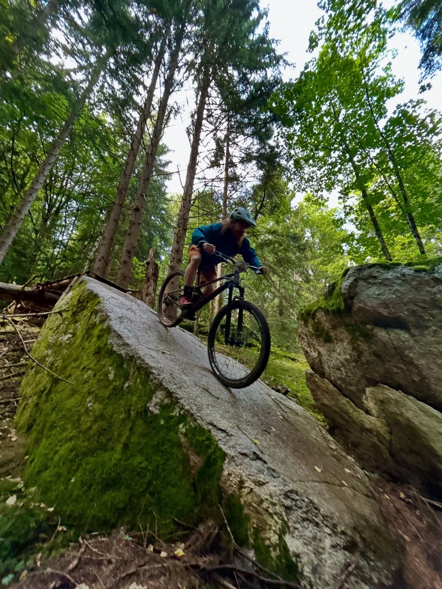 Riding wet slabs, roots and mad loam this week in Les Houches, great fun with Josie and Ethan showing them the best parts of our @chamonixmontblanc playground! 

#mtb #mtblife #chamonixmtb #enduromtb #mtbslipnslide #mtbguide #mtbholidays