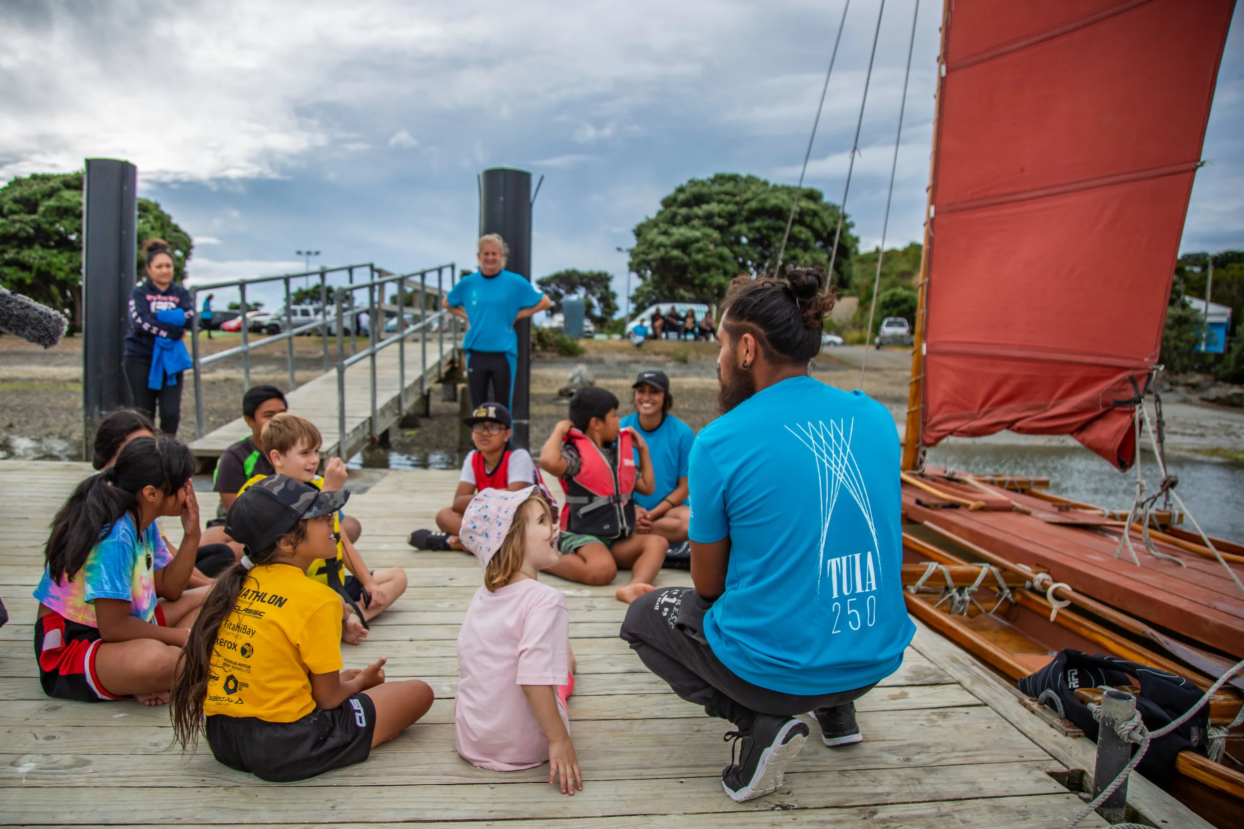 Children learn about Tuia 250 during the visit of the waka Pumaiterangi to the Porirua Harbour in February 2019. Image supplied by the Ministry of Culture and Heritage.