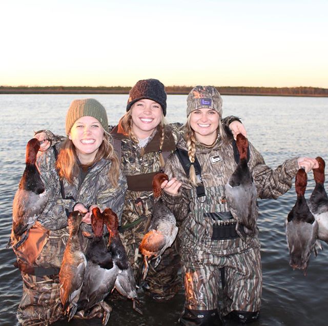 Throwing it back to an awesome trip with some really awesome girls!! #castrightcharters #castright #duckhunting #redhead #redheadduck #canon #bufflehead #girlswhohunt #beneli #banded #tbt