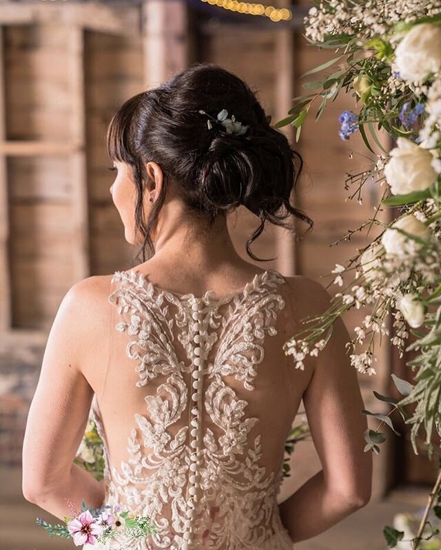 This stunning dress by @ivoryandlaceb and gorgeous flowers by @hopyardlane 💛
📸@perfect_timing_photography &bull;
#thebarnatbrookendgreenfarm #weddingshoot #weddingsuppliers #localweddingsuppliers #weddings #barn #barnweddings #weddingbarns #barnven