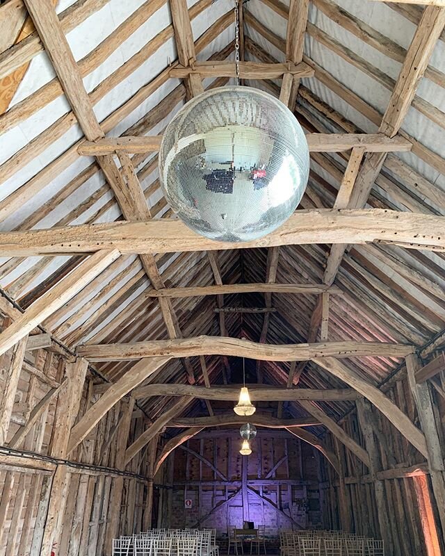 We had some socially distant viewings over the weekend, I forget how much I love seeing the barn and it&rsquo;s huge @rockettstgeorge.co.uk disco ball.  We can&rsquo;t wait for 2021 💜
&bull;
&bull;
#barns #barnweddings #barnweddingvenue #barnwedding