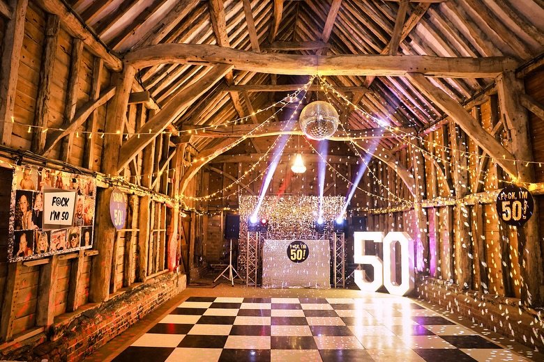 Parties @thebarnatbrookendgreenfarm 🎉❤️
&bull;
Celebrate at The Barn 🎉 such an amazing space for up to 250/300 guests standing with space for a dance floor, seating, Photo Booth, bar and catering area.
&bull;
Venue @thebarnatbrookendgreenfarm 
DJ&r