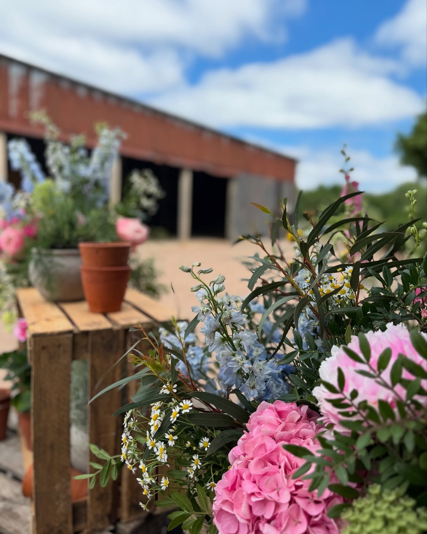 Weddings @thebarnatbrookendgreenfarm 🌾🤍
&bull;
E&amp;J 🤍 17/05/2025
&bull;
🌾 Venue @thebarnatbrookendgreenfarm 
🍸 Hire @shhhevents_  tables, chairs, dance floor, fridges, cloths, drinks service &amp; bar set up &amp; glass hire
📝 Wedding planni