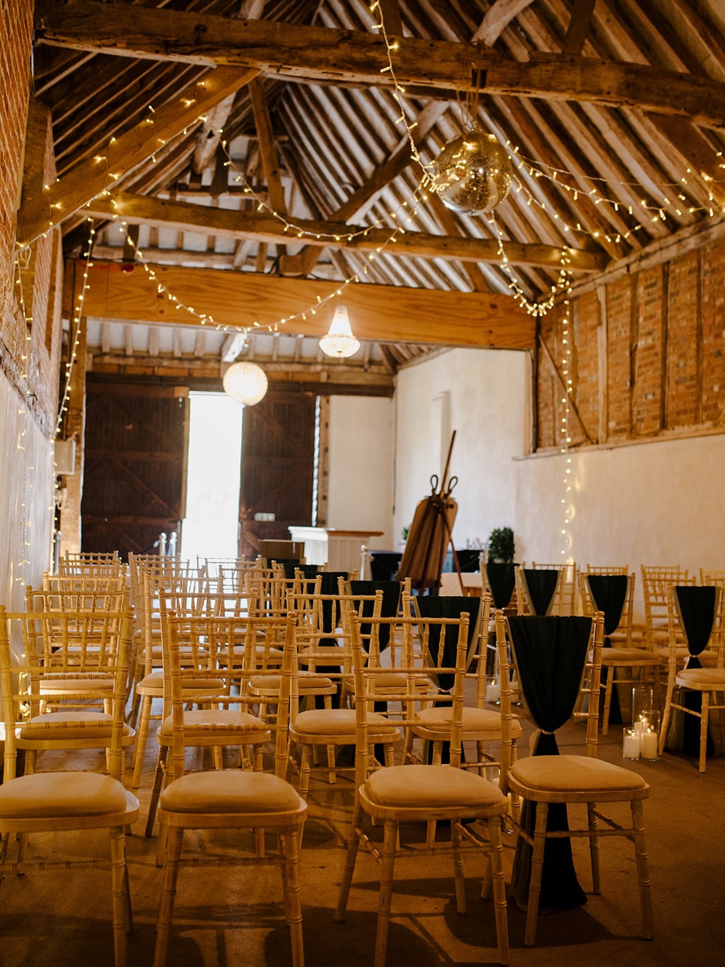 Intimate Weddings in The Barn 🤍 
&bull;
We&rsquo;re licensed for civil ceremonies for up to 200 guests in our beautiful barn, with options for outdoor ceremonies overlooking the lake and under the bothy on the front lawn.
&bull;
Photo @taragillenpho
