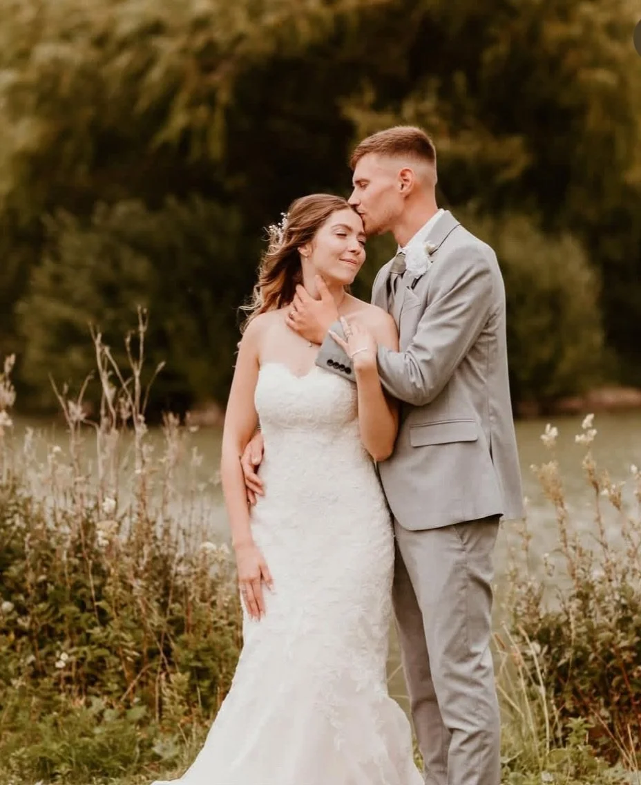 Ellie &amp; Max, gorgeous photos by @nook_photography 🤍 
&bull;
#barnweddingvenue #barnweddings #bedfordshireweddingvenue #barns #thebarnatbrookendgreenfarm