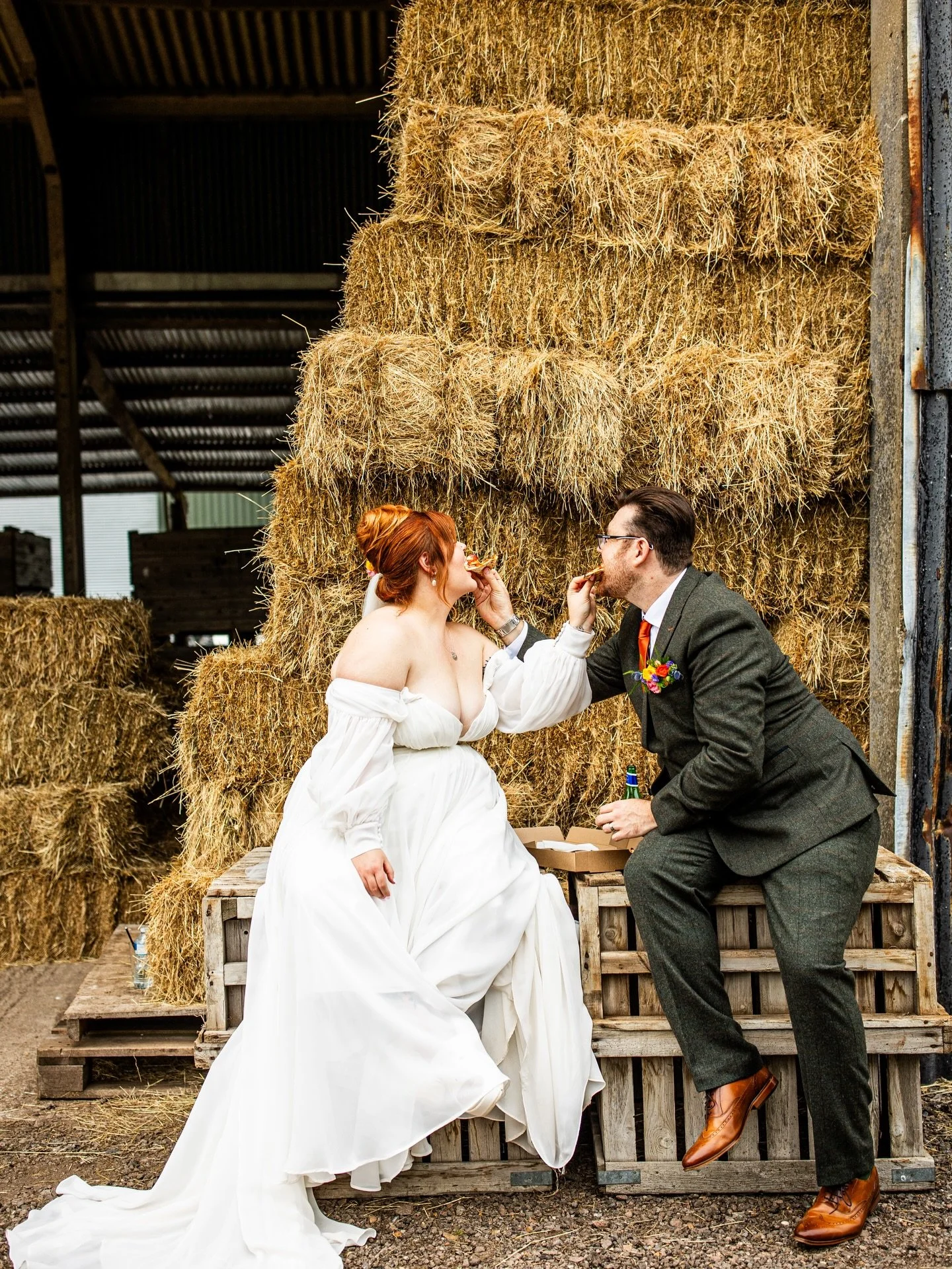 L&amp;P &bull; Be bold , be bright , be beautiful 🩷💙💜💚💛🧡
&bull;
📸 @alexdaniephoto
&bull;
#thebarnatbrookendgreenfarm #barnweddingvenue #barnwedding #bedfordshireweddingvenue #bedfordshirevenue