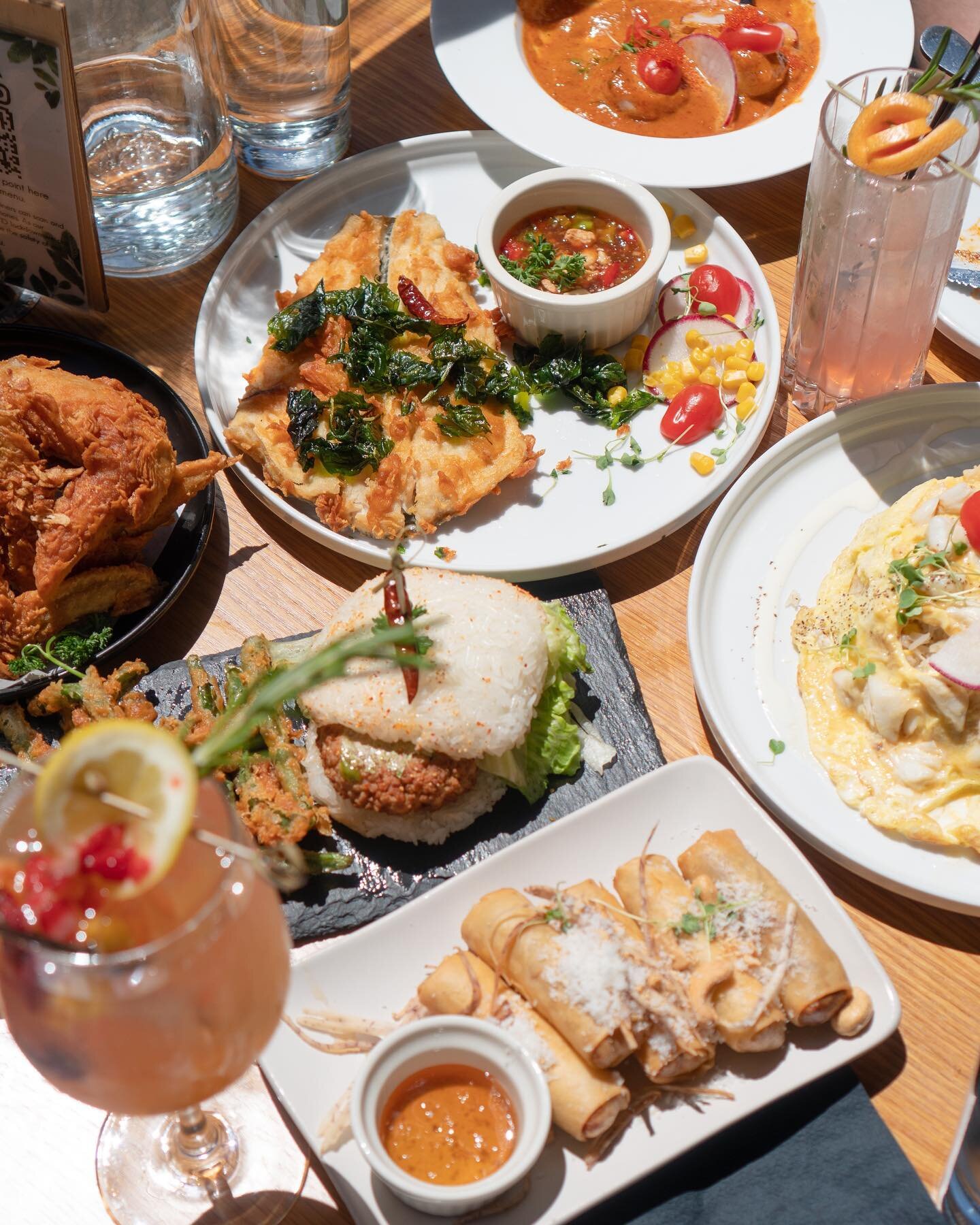 📍 First Hill - @di_fiora_seattle

What We Ordered:
- Lava Scallop
- Vietnamese Crunchy Spring Rolls
- Korat Chicken Wings
- Basil Sticky Rice Burger
- Banda Sea Crispy Fish
- Dungeness Crab Fried Rice
- Drinks: Pink Lady and White Sangria

It's been