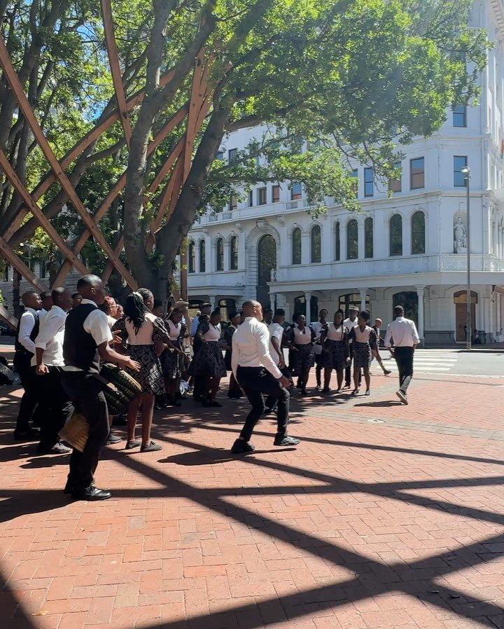 It took all of a few minutes in Cape Town to fall for South Africa 🇿🇦 watching this fantastic performance within Arch for the Arch on a stunning Saturday morning. Arch for the Arch, just opposite The Taj where I&rsquo;m staying, is a memorial dedic