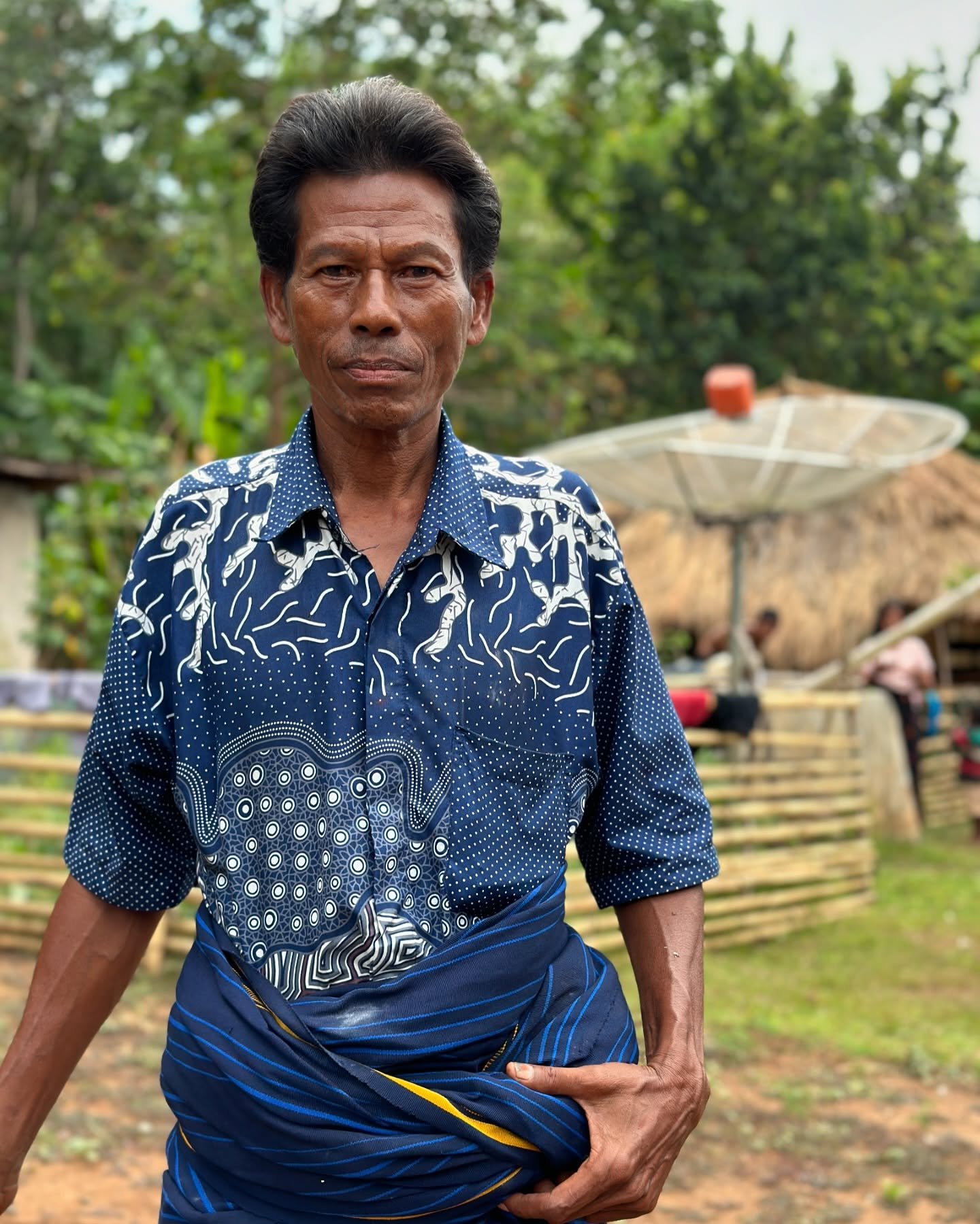 Proof (if it were needed) that one looks mighty smart in the indigo ikat styles of Sumba, Indonesia 🇮🇩 
.
.
.
.
.
#indigostyles #ikatweaving #onassignment #catwalklooks #sumbastyles #nztravelwriter #travelwriterslife #travelstyles #indonesia #betel