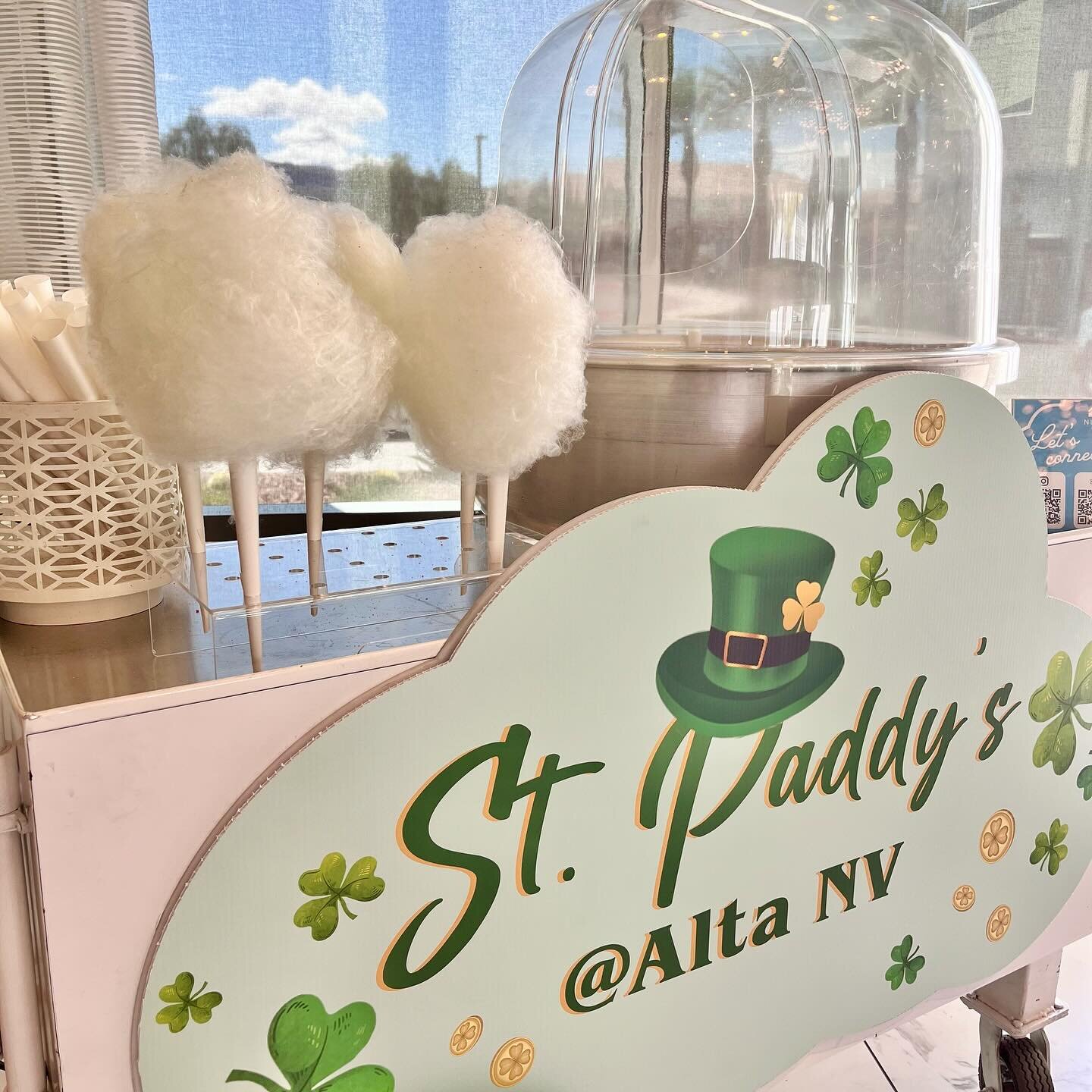 Thank you, @altanvapts, for hosting such a fantastic St. Patrick&rsquo;s Day event! We had a blast! 🍀🍺🇮🇪 

Balloon garland: @pictureperfectpartydecor