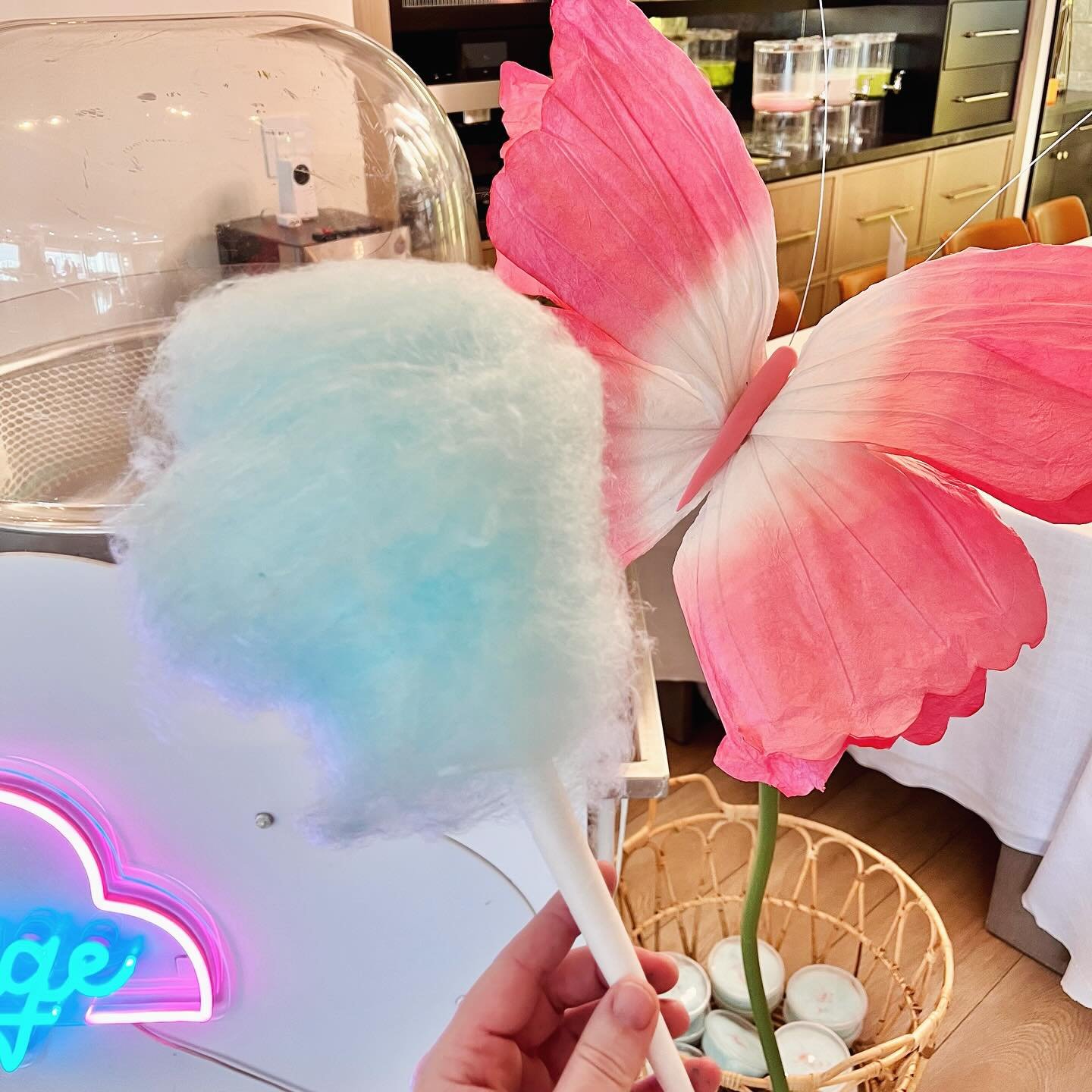 Wilamina&rsquo;s turned 9, and she did it in style! Swiftie theme for the win ✨💕☁️

Cotton candy cart: @nuagecottoncandy 
Style &amp; Decor: @decndeets
Marquee: @alphalitlasvegas
Photobooth: @bossybooths_lv
Cookies: @thecustomconfectionary
Boba: @br