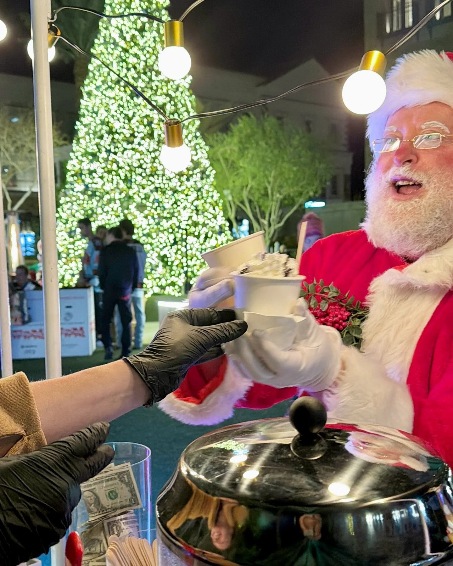 When Santa stops by for a cup of our hot cocoa, you know it&rsquo;s a cozy night ✨ One of our favorite holiday events, filled with warmth, sweetness, and true Christmas spirit. Nights like these stay with us 🤍
Merry Christmas, friends! 🎄✨
