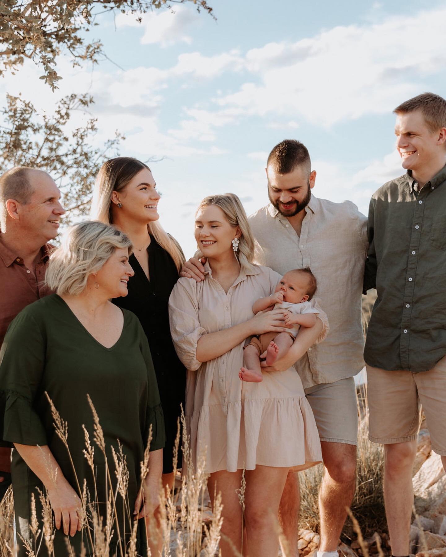 Your babies are never too old for photos, especially when time is fleeting and in the blink of an eye they will be leaving the nest and off on their own adventures 🥹

The beautiful Sellings family 🤍