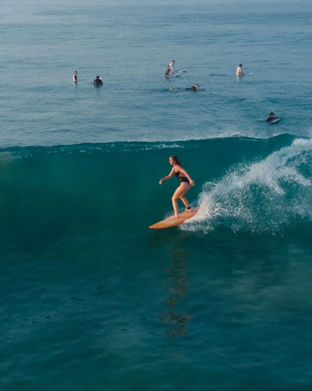 Guest independently positioning and paddling for an unbroken wave