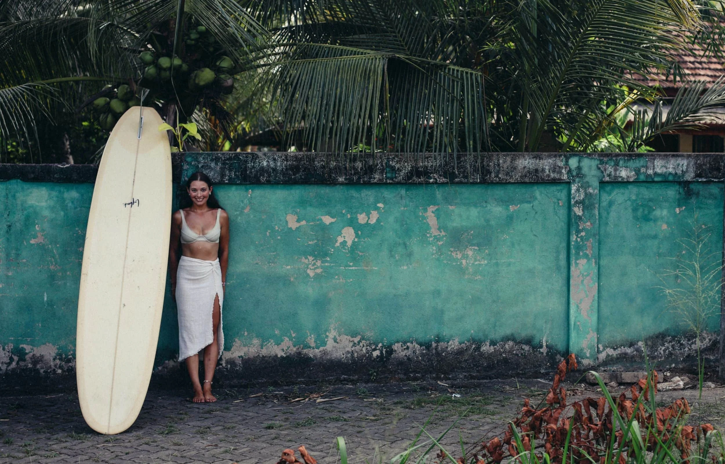 Layback guests and coaches together at surf camp in Weligama, Sri Lanka