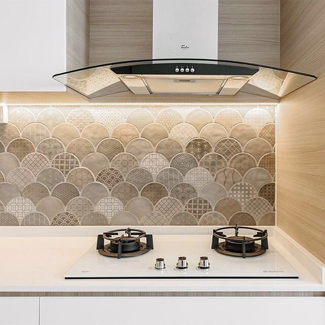 Look beyond the usual white tiles and experiment with patchwork tiles for your home! This kitchen was injected with an eye-catching fan tiled backsplash to accentuate the minimalist aesthetics ✨ ⠀
#swissinterior #swissinsider