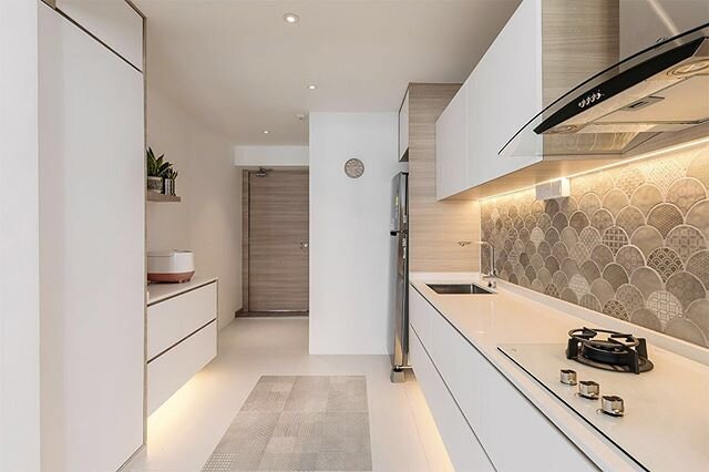 An all-time classic kitchen cloak in a palette of white and light wood elements can give off a timeless yet stylish ambience! Laying geometric patterned tiles among white tiles adds a subtle statement to the room as well ✨⠀
#swissinterior #swissinsid