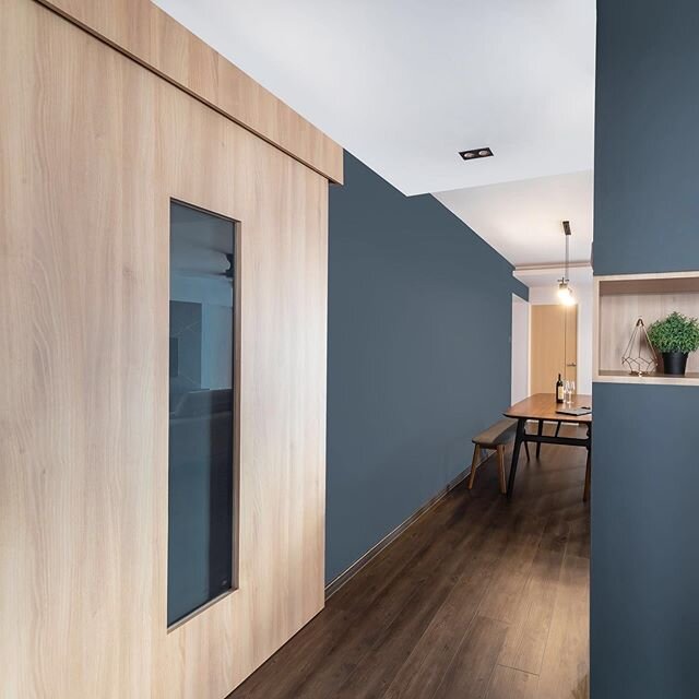 Sliding doors are stunning for any interior &ndash; be it Modern, Scandinavian or Rustic! This feature is an especially great space-saving mechanism for small homes! 👍🏻 ⠀
#swissinterior #swissinsider