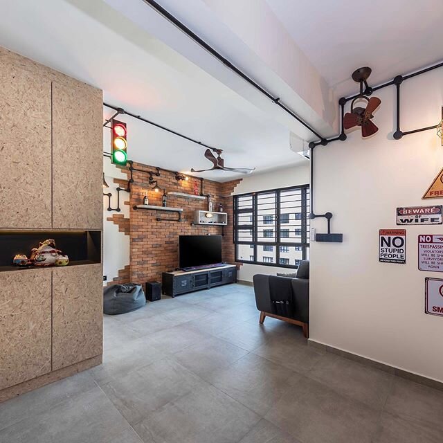 Exposed brick walls are a staple motif in Industrial themed homes! The raw and organic edge of this element adds textures and is a showstopper that draws the attention of your guests the minute they step in 😉⠀
#swissinterior #swissinsider