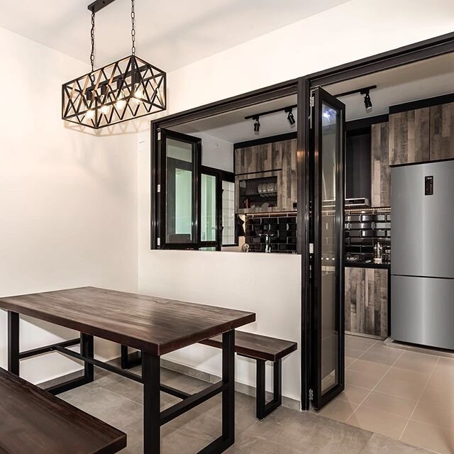 Subway backsplash and weathered wood panelling were incorporated in this interior to emanate a classic yet masculine vibe. Black frames were lined along the grills to further accentuate this sleek but sophisticated kitchen ✨⠀
#swissinterior #swissins