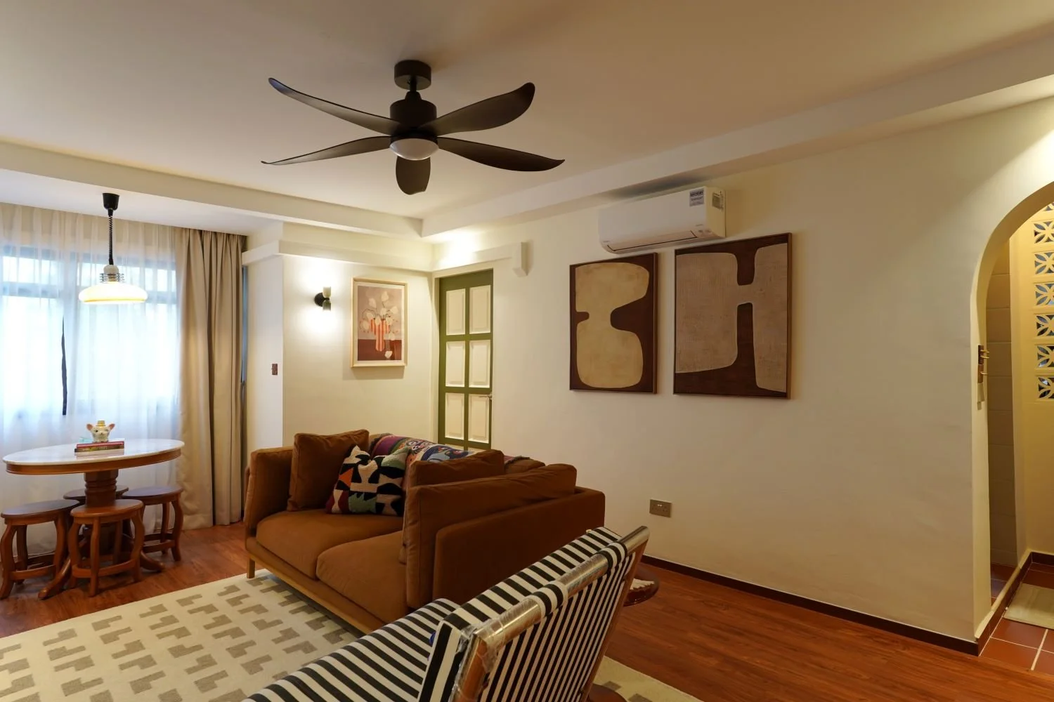 589C Montreal Dr – 5 Bedroom Interior Design – Living Room 05 – Nostalgic Eclectic