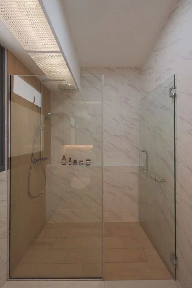 Modern Walk-In Shower Interior Design – 5-Bedroom HDB BTO