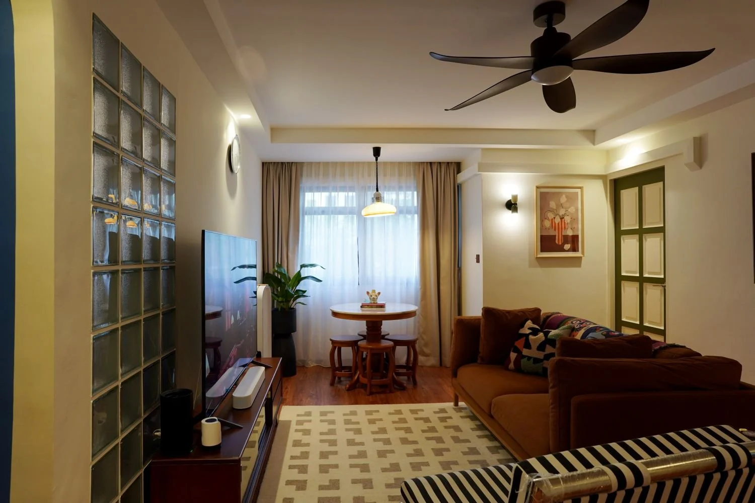 Living room with ceiling fan — 589C Montreal Dr interior design