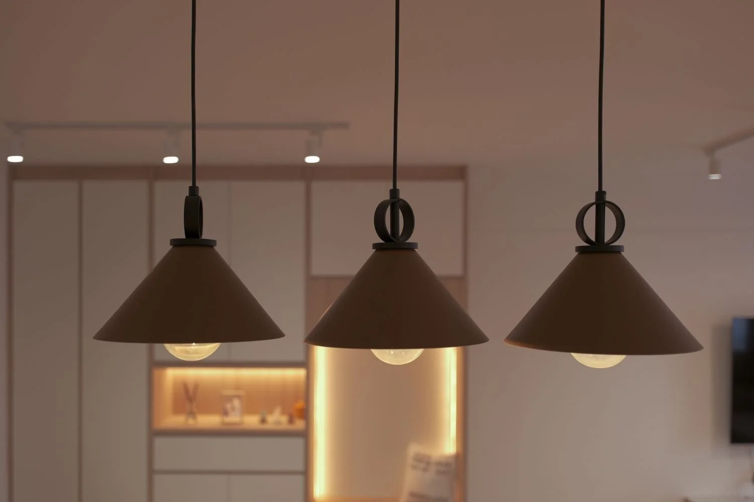 Pendant Lighting Above Dining Table – 482B Yishun Ave 6 Interior Design