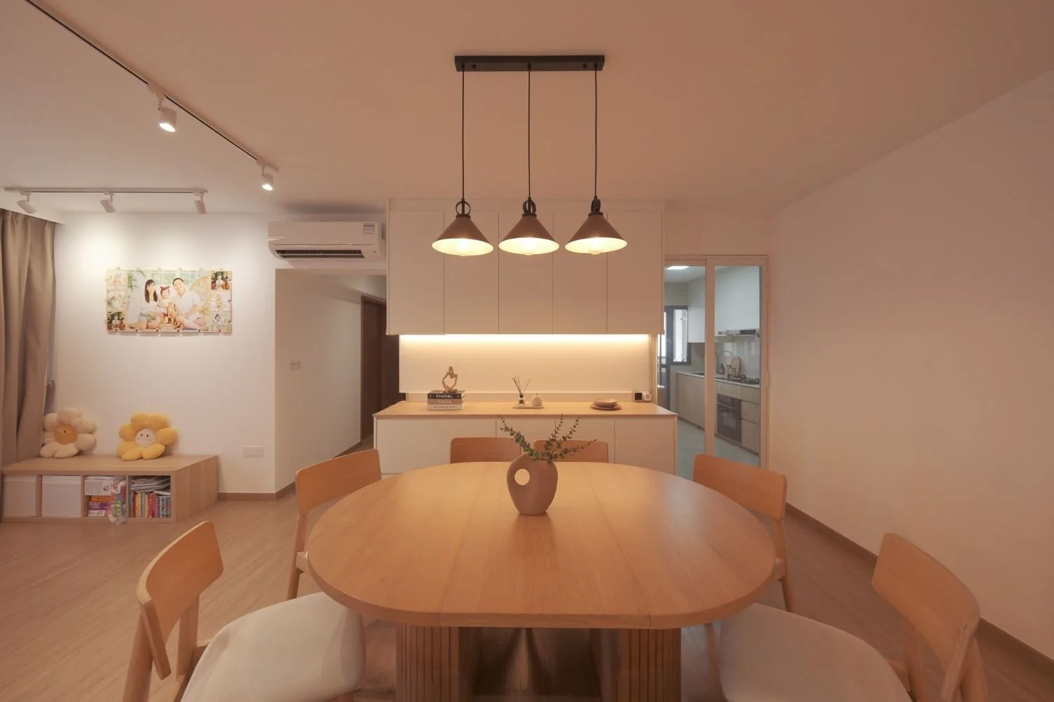Warm Minimalist Dining Area Interior Design at 482B Yishun Ave 6