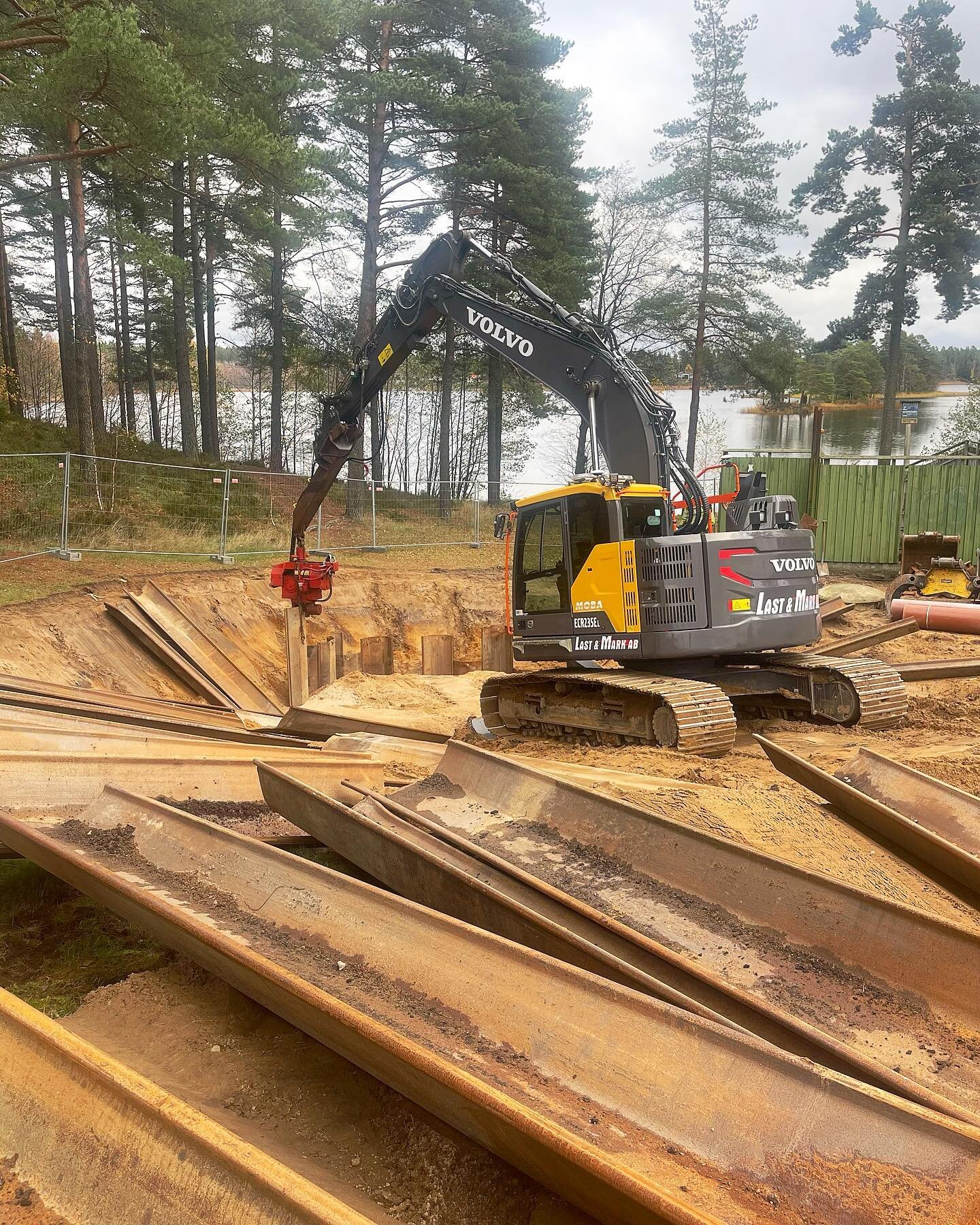 H&auml;r spontar vi f&ouml;r st&auml;ttning av en pumpbrunn vid avloppsstationen i Hyltena. @topiroab