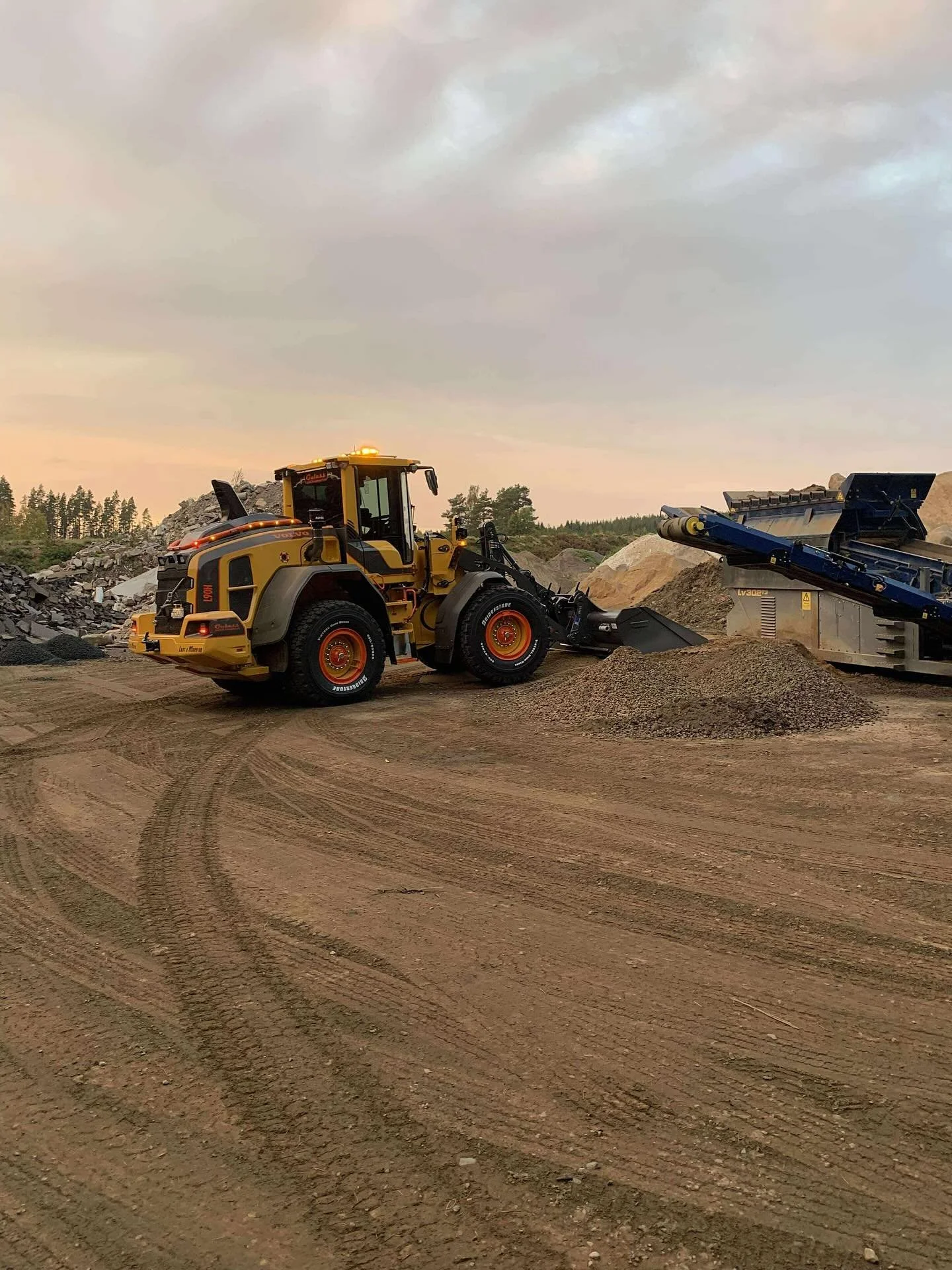 L90 med pilot finns tillg&auml;nglig f&ouml;r nya uppdrag. 

Kontakta Mattias p&aring; 0708297037 eller Robert p&aring; 0708297017 f&ouml;r mer information