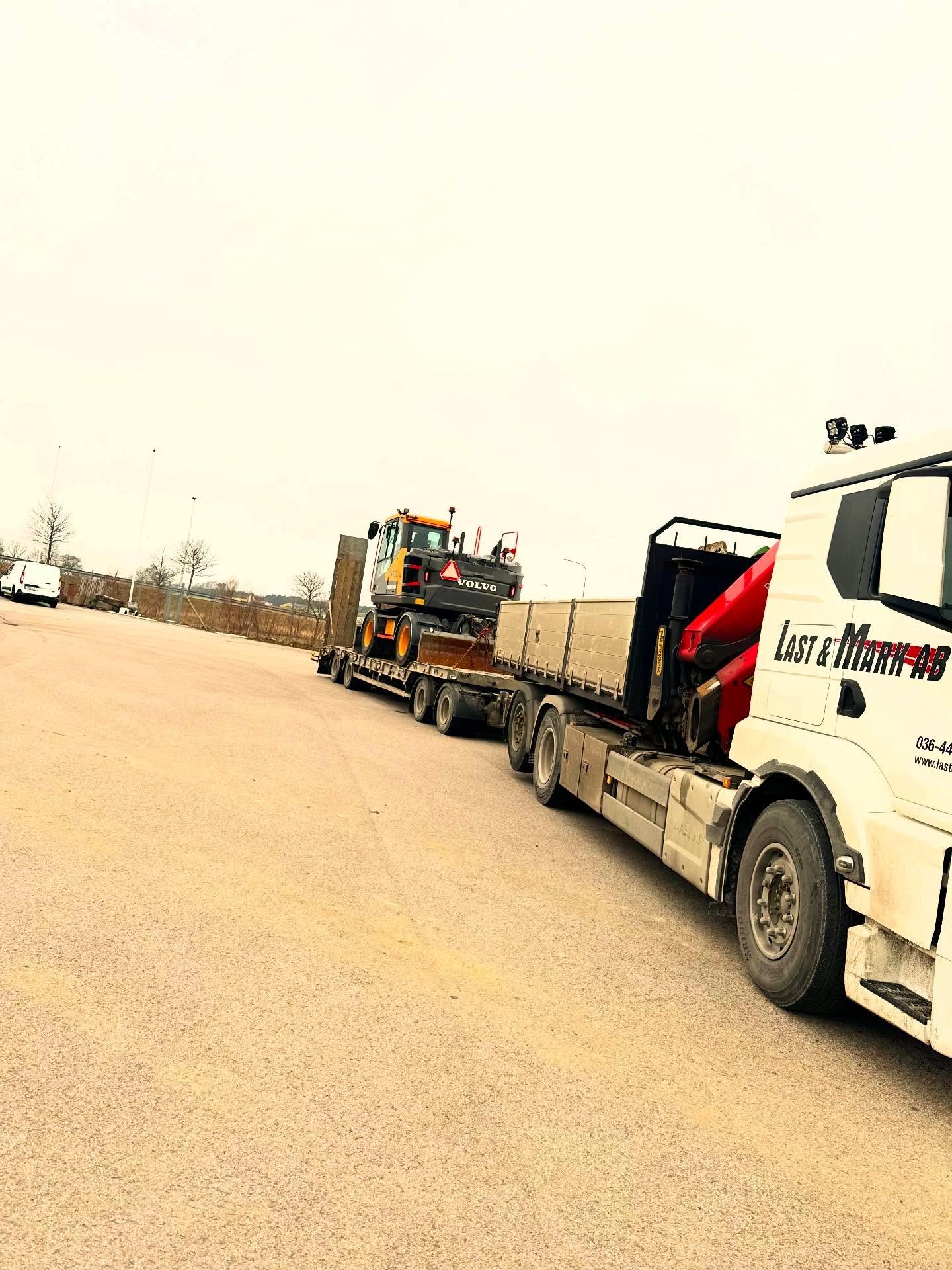 Alex p&aring; utflykt f&ouml;r att h&auml;mta hem en Volvo EWR130E