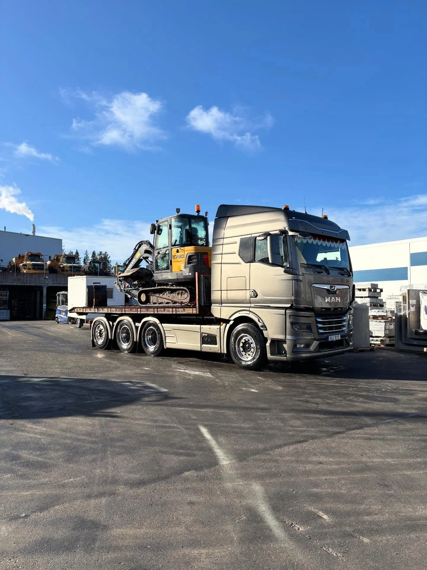 Det b&ouml;rjar r&ouml;ra p&aring; sig igen.

Fler projekt.
Fler leveranser.
Fler mil p&aring; v&auml;garna.

Vi tar det d&auml;rifr&aring;n till hit &ndash;
lugnt, s&auml;kert och utan kr&aring;ngel.