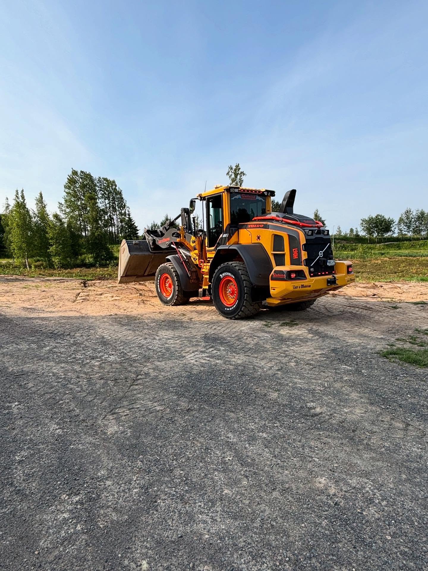 Grovjustering f&ouml;r att f&aring; fallen &aring;t r&auml;tt h&aring;ll. 
N&auml;sta vecka g&ouml;rs det finjustering med grusl&auml;ggare f&ouml;r att f&aring; ytan kompakt och j&auml;mn. Vi hoppas att det ska bli en bra start och m&aring;lstr&auml