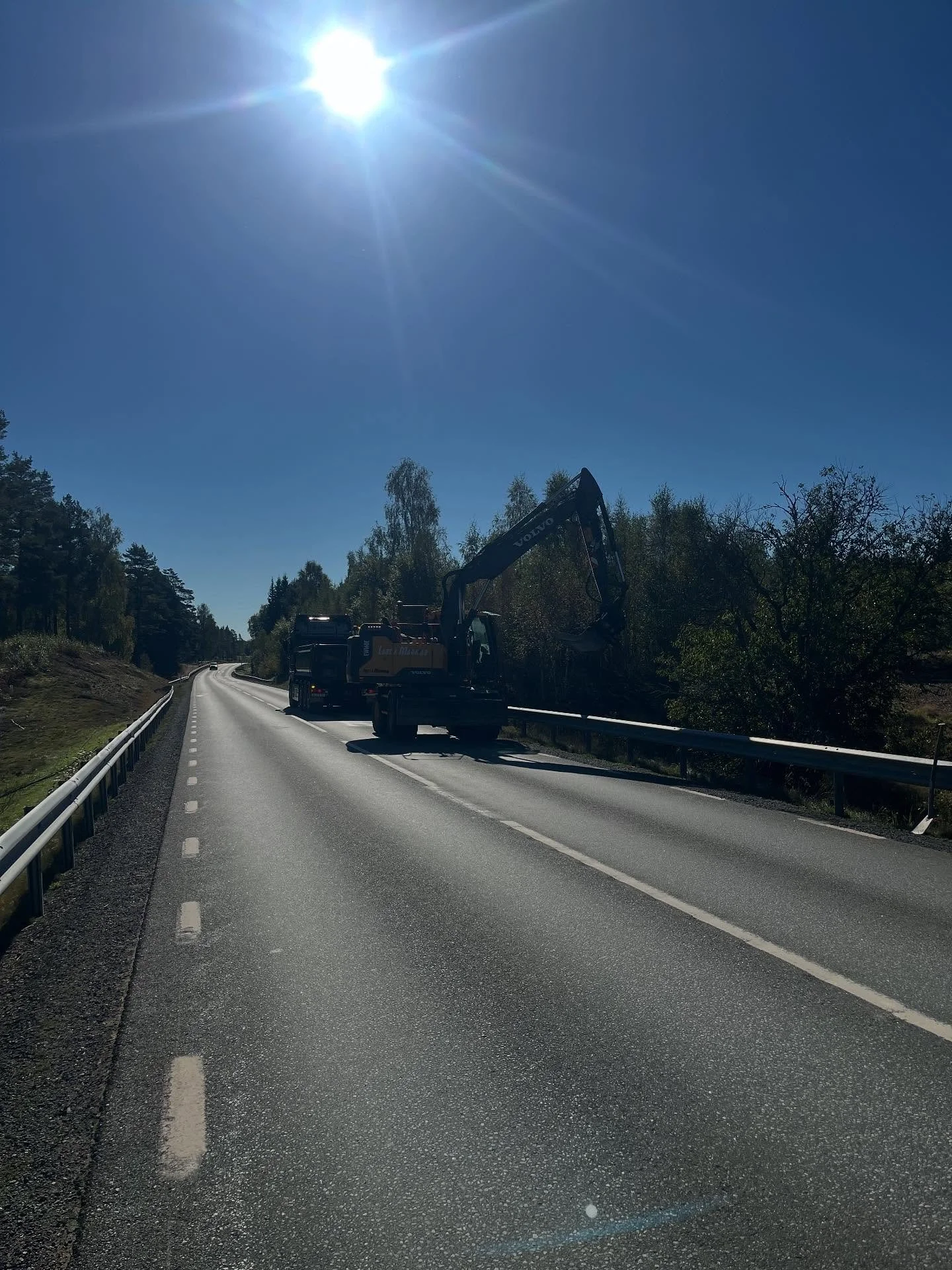 Jonathan och Tobias kan ni nu och n&aring;gra veckor fram&ouml;ver hitta utefter v&auml;garna i J&ouml;nk&ouml;pings kommun n&auml;r de g&ouml;r trafik&aring;tg&auml;rder &aring;t Terranor. Arbetet inneb&auml;r bland annat dikning, rensning av trummo
