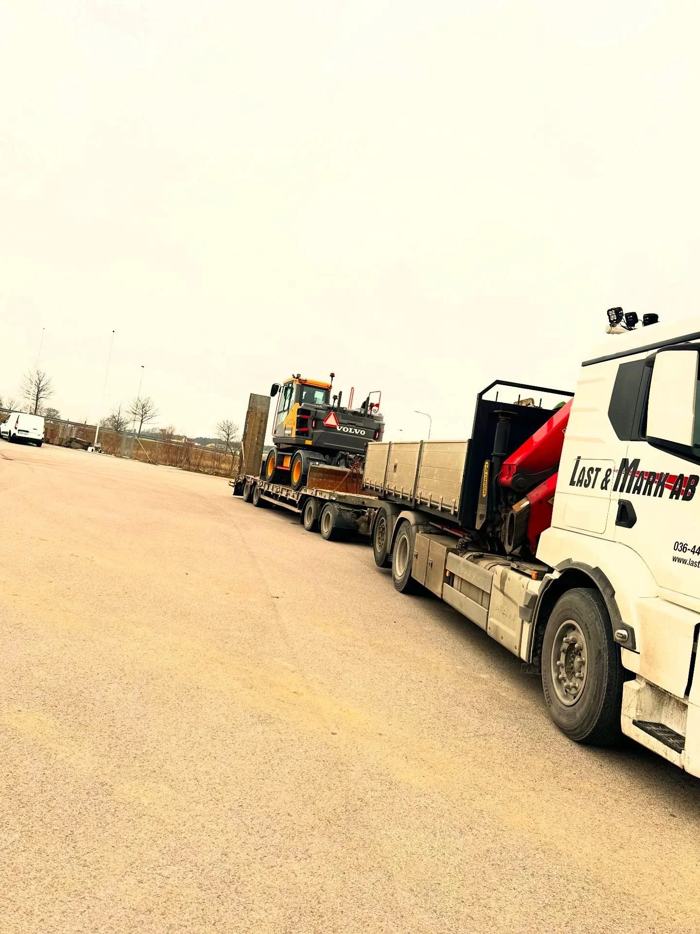 Alex p&aring; utflykt f&ouml;r att h&auml;mta hem en Volvo EWR130E