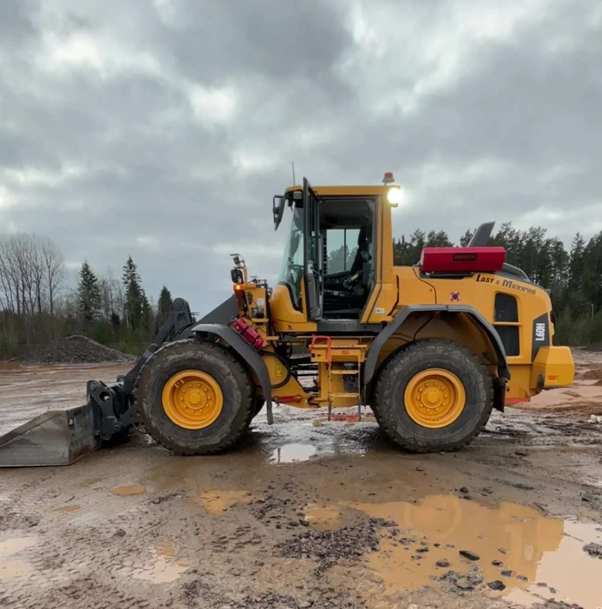 Julklapp till oss sj&auml;lva genom att vi k&ouml;pt in en Volvo L60H.

Vi tar med det en v&auml;lf&ouml;rtj&auml;nt ledighet och k&ouml;r f&ouml;r fulla muggar n&auml;sta &aring;r igen!

Vi &ouml;nskar er alla en god jul och ett gott nytt &aring;r!