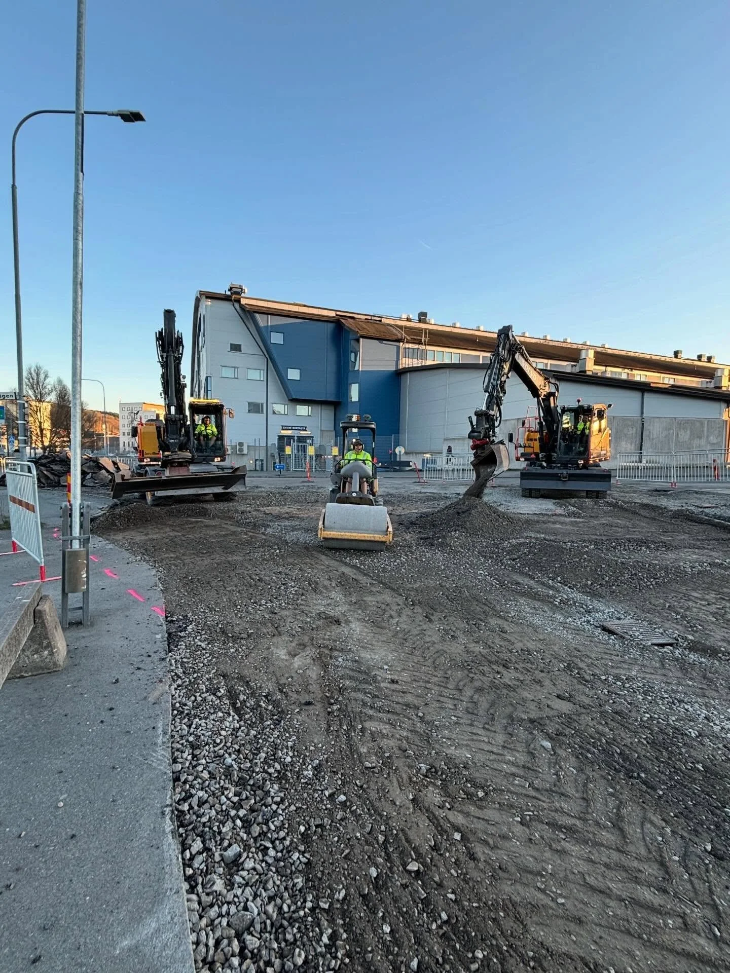 S&auml;g farv&auml;l till sl&auml;kt o v&auml;nner, sj&ouml;ng Bj&ouml;rn Afzelius. Undra om det inte var asfalts&auml;songen han sj&ouml;ng om. 

Tack till Theo, Oliver och Dennis som jobbar p&aring; n&auml;r asfalten fl&aring;sar i nacken