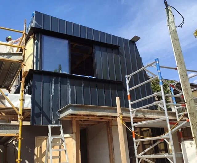 Site visits were always a highlight of the working week. Though for now, we&rsquo;re getting remote updates from our builders. Great photography skills @frankbuiltbuilds 👍
Cladding is on &amp; sun hoods fixed in place at our Kew House #dra_kew
