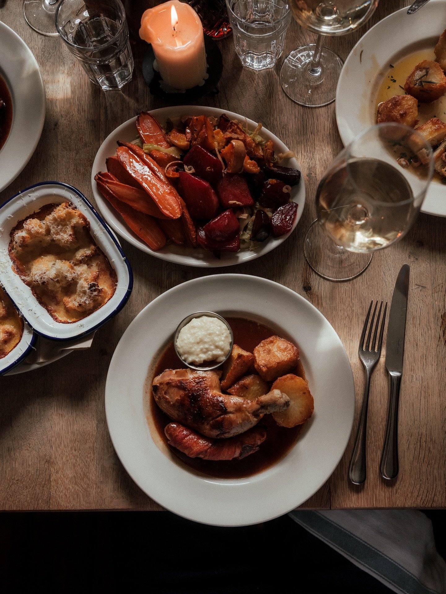 Sundays at the New Inn.

Starts with the small plates, then of course an obligatory roast dinner. Followed by a wind down with some drinks in the sun, then an early evening walk through the Coln Valley.

The perfect Cotswolds Sunday.