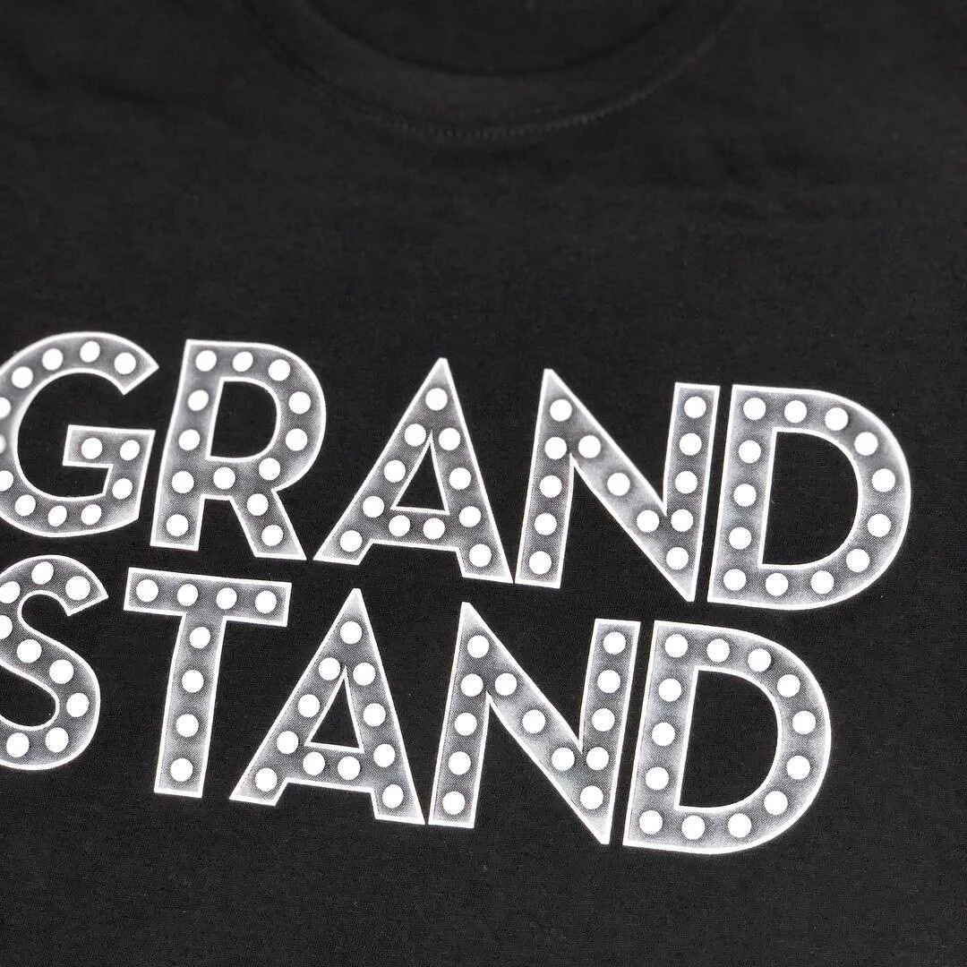 #grandstand print p&aring; tee