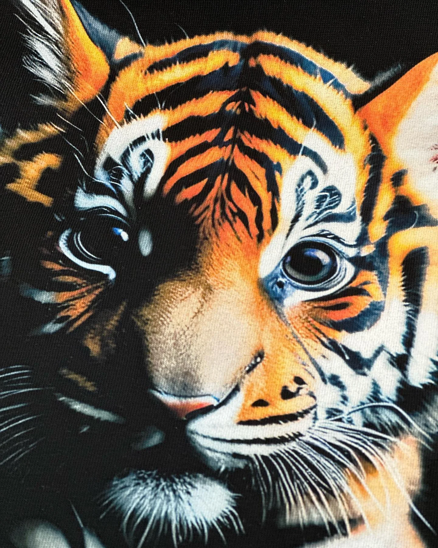 Close up af vores dtg industri tekstiltryk.  #closeup #dtg #aeoon #aeoontechnologies #cencio #c-shop